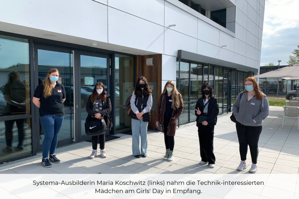 Systema-Ausbilderin Maria Koschwitz (links) nahm die Technik-interessierten Mädchen am Girls' Day in Empfang.
