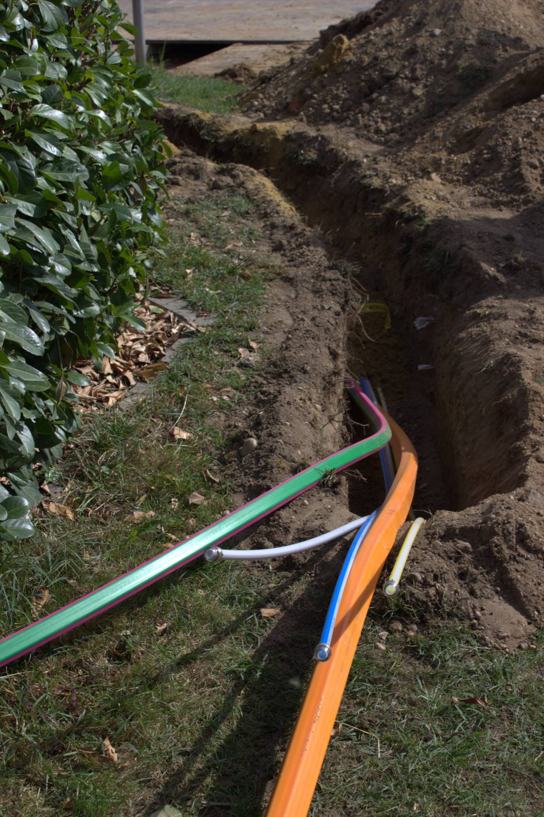 glasfaserausbau-bayern-laengsverlegung-peutenhausen-gachenbach-01 Glasfaserausbau Bayern: Längsverlegung von Glasfaserleerrohren im Kabelgraben in Peutenhausen, Gachenbach