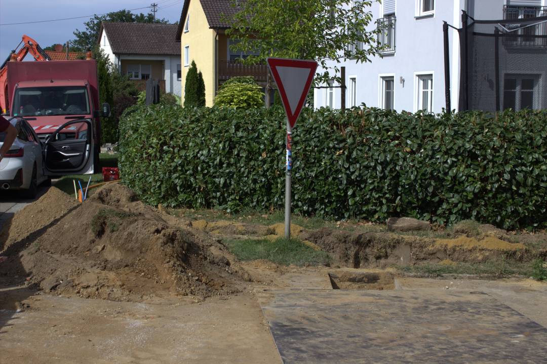 glasfaserausbau-bayern-laengsverlegung-peutenhausen-gachenbach-02 Glasfaserausbau Bayern: Straßenbauarbeiten für Längsverlegung der Glasfaser-Infrastruktur in Peutenhausen, Gachenbach