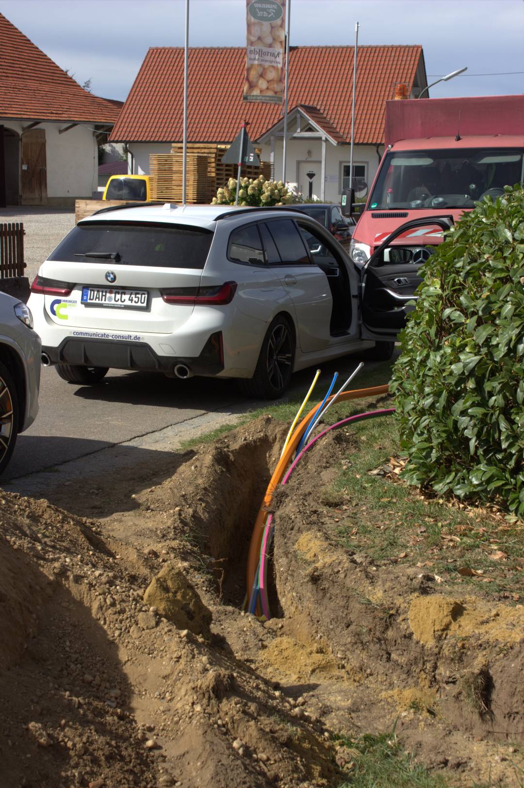 glasfaserausbau-bayern-laengsverlegung-peutenhausen-gachenbach-03 Glasfaserausbau Bayern: CC Communication Consult Fahrzeug bei Glasfaser-Längsverlegung mit Leerrohren in Peutenhausen, Gachenbach