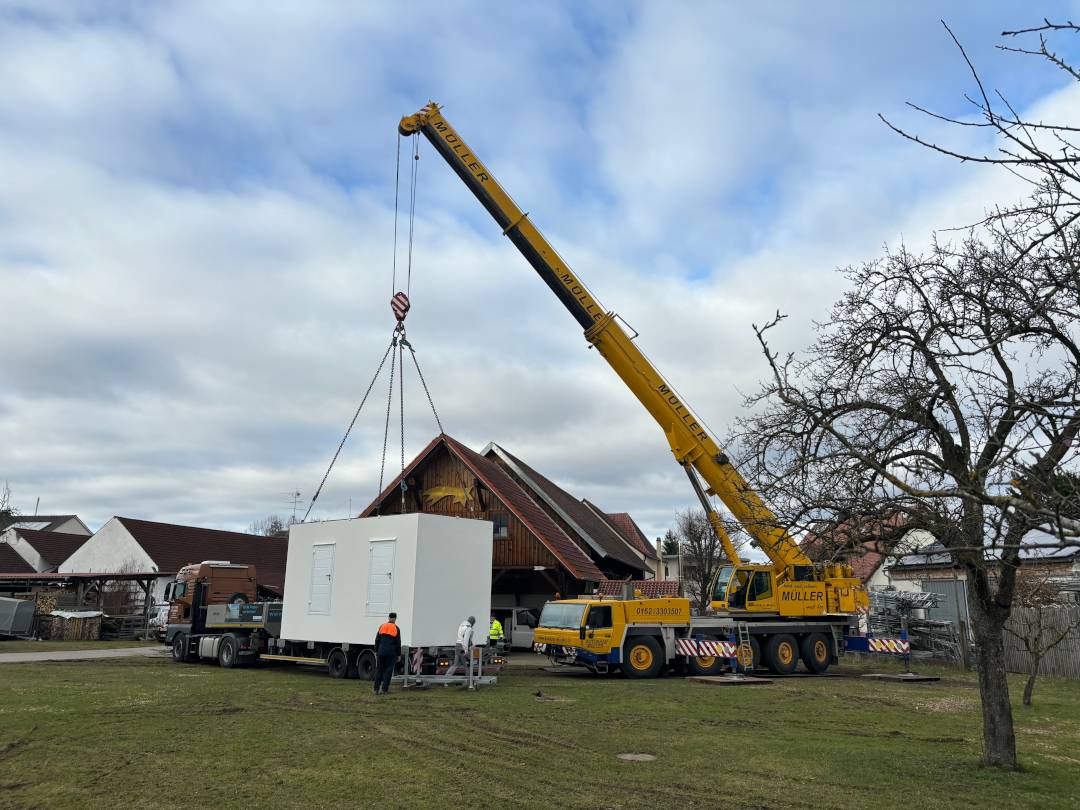 glasfaserausbau-bayern-verteilerbau-aresing-02 Glasfaserausbau Bayern: Mobilkran hebt Verteilerstation für Glasfaser-Infrastruktur in Aresing auf Baustelle