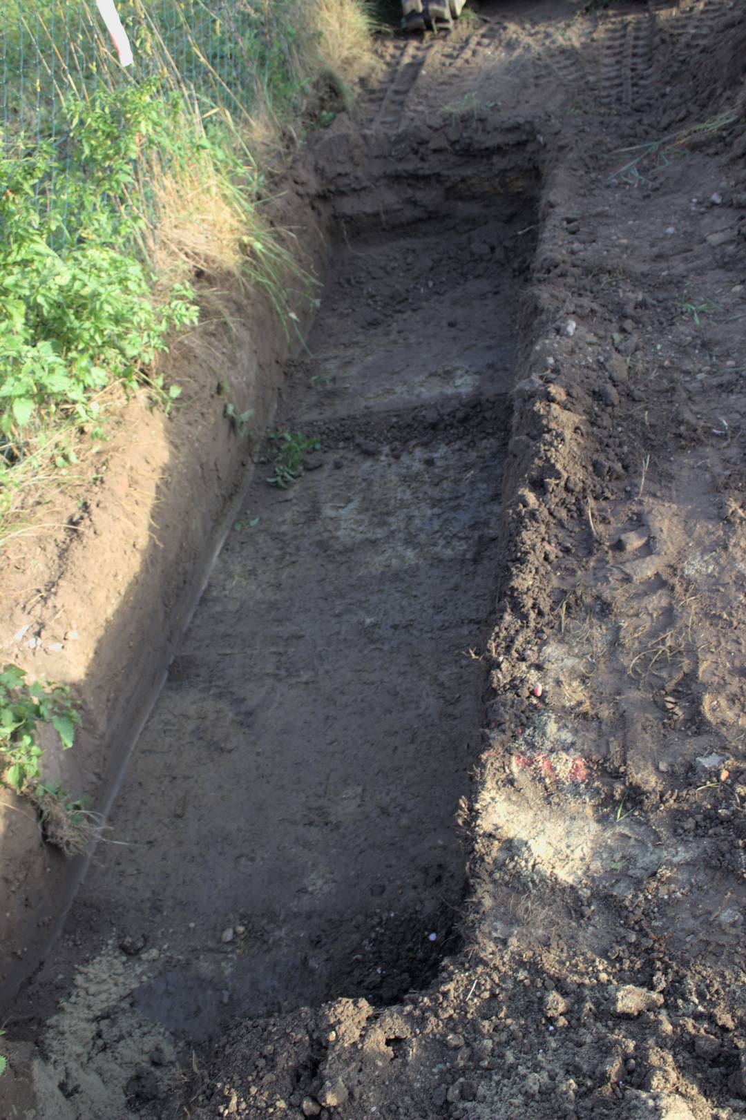 glasfaserausbau-bayern-verteilerbau-autenzell-01 Glasfaserausbau Bayern: Ausgehobener Kabelgraben für Glasfaser-Verteilerbau in Autenzell mit Erdarbeiten