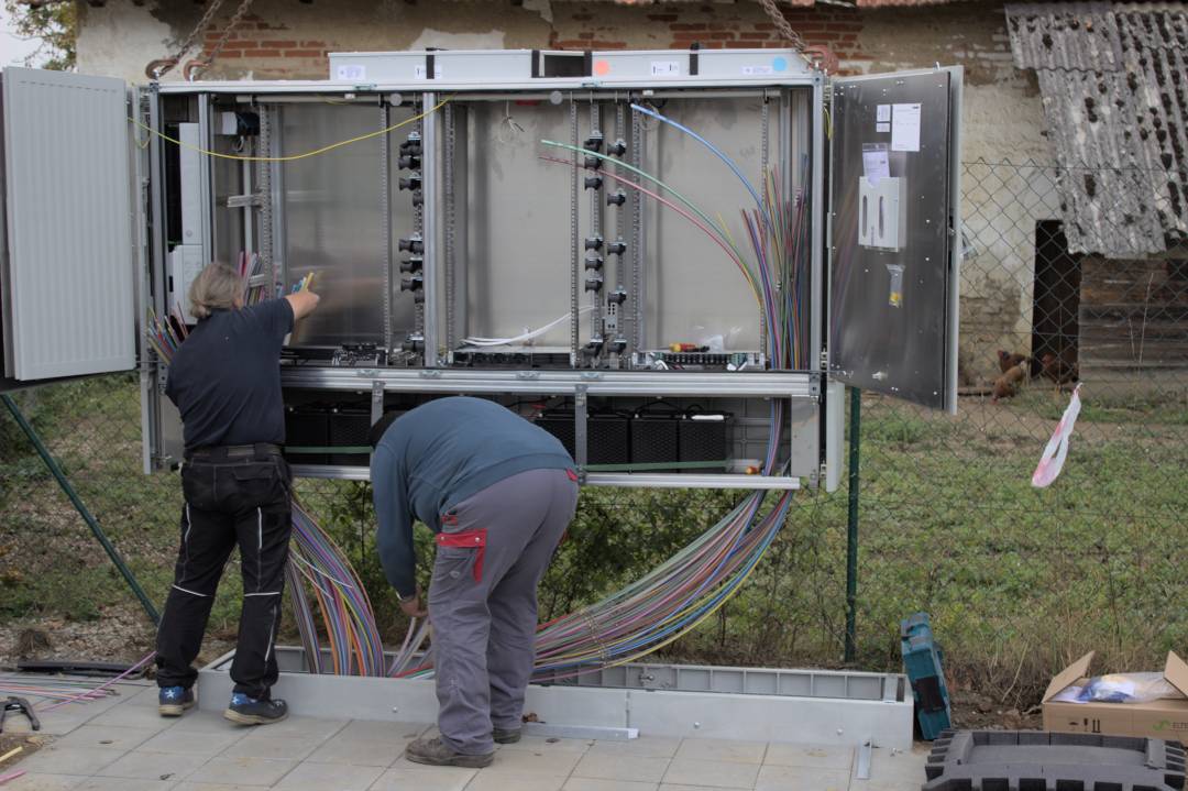 glasfaserausbau-bayern-verteilerbau-autenzell-04 Glasfaserausbau Bayern: Techniker installieren Glasfaserkabel in Outdoor-Verteilerschrank in Autenzell