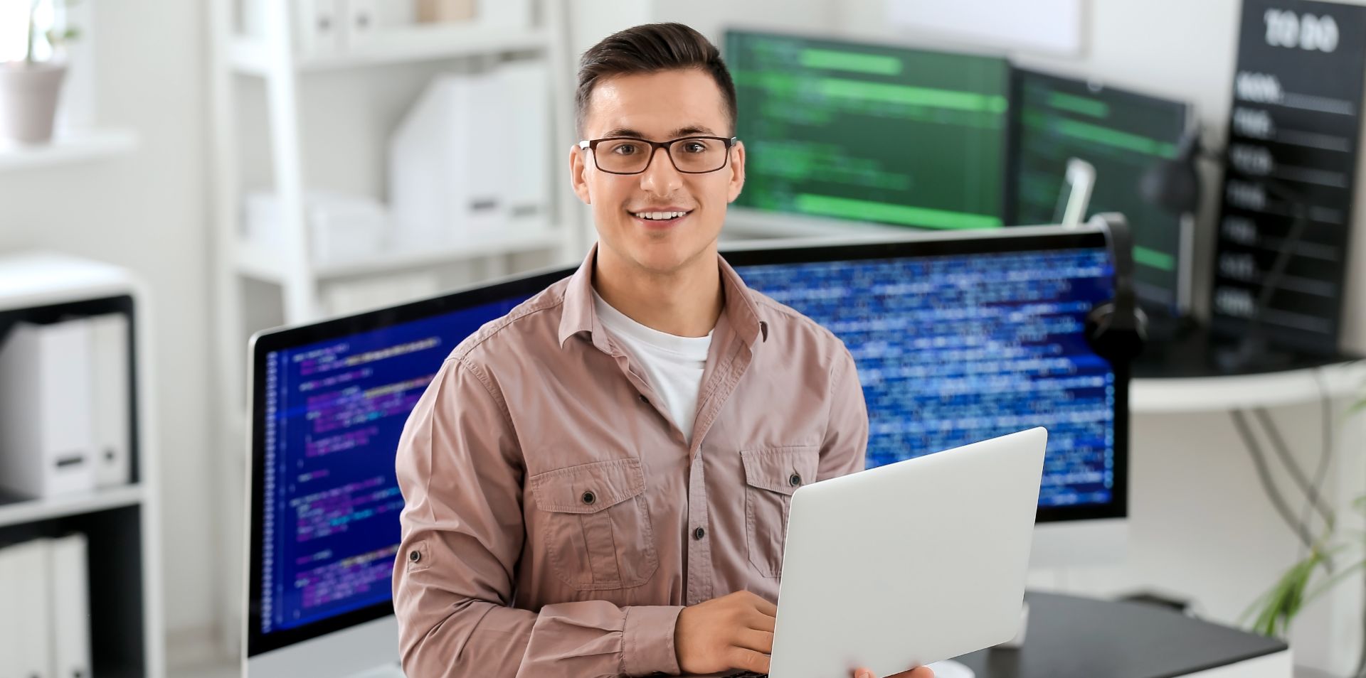 systema-datentechnik-it-support-mann-mit-laptop-2 systema-datentechnik-it-support-mann-mit-laptop-2