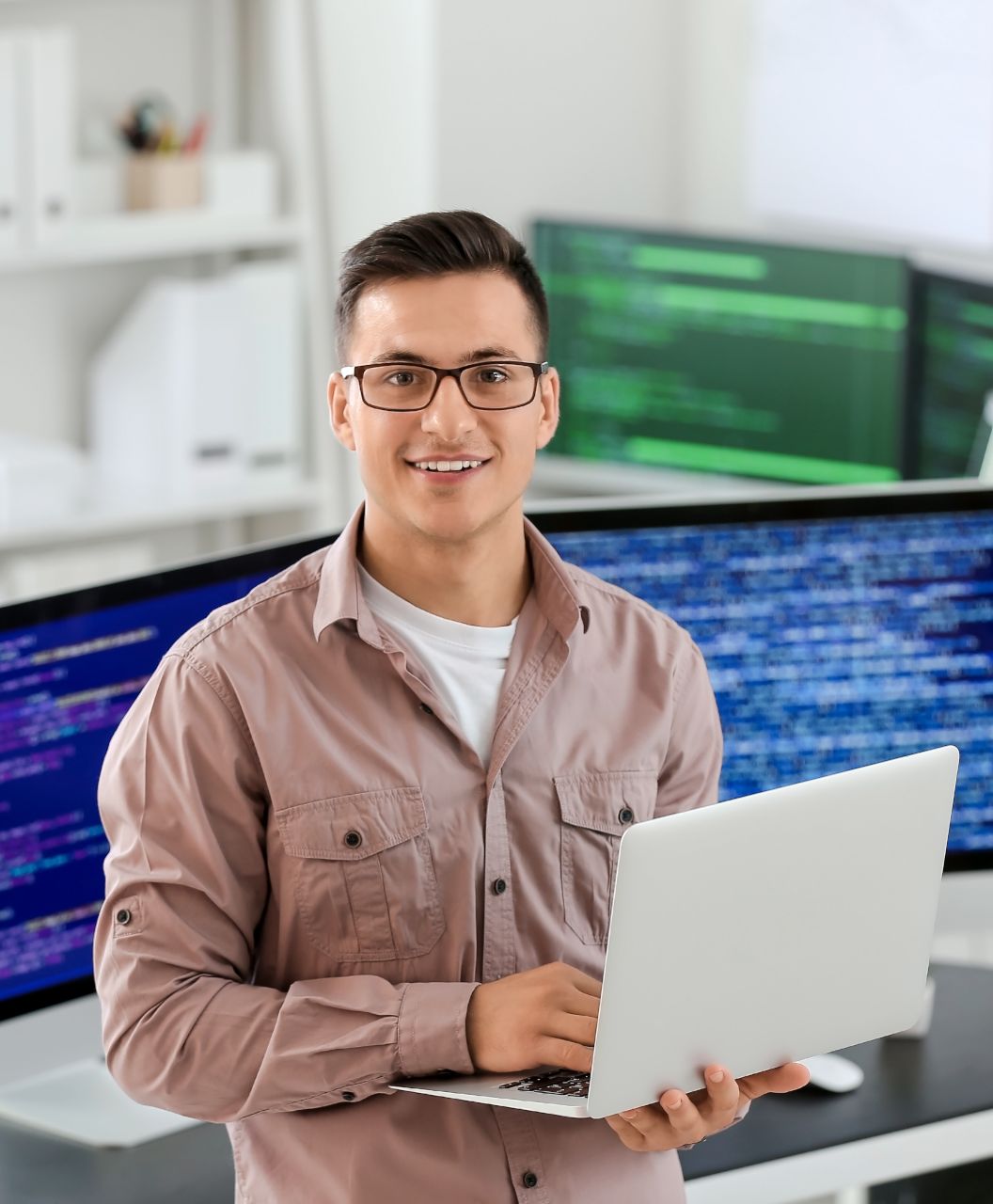 systema-datentechnik-it-support-mann-mit-laptop